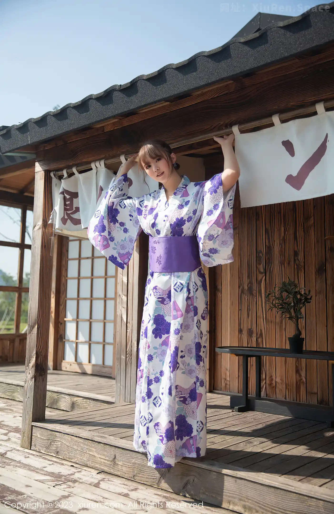 图片[4]-[XiuRen秀人网]2023.02.14 VOL.6264 安然anran 银色深V礼服裙与金色内衣加肉丝美腿性感私房写真集-秀人网官方网站